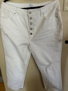 Time and Tru White Button-Fly Distressed Capri Jeans